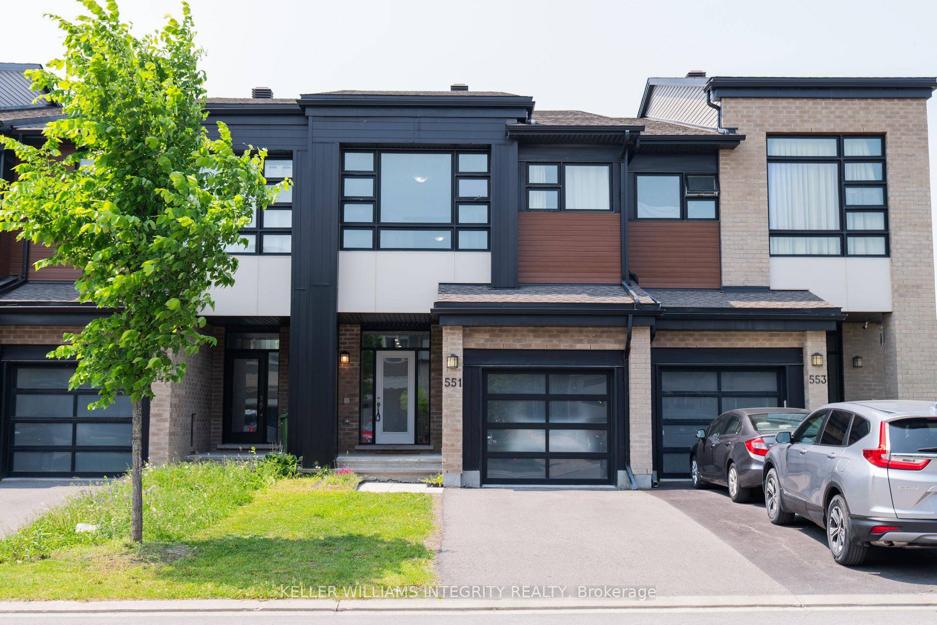 Luxurious 2020 built Urbandale Townhouse !