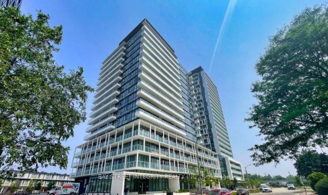 3 Years New high floor with panoramic view of the city including the CN Tower, Laminate Flooring Throughout amp ; 9' Ceiling.