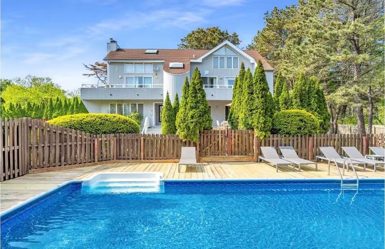 Crisp Southampton Middle Pond Home