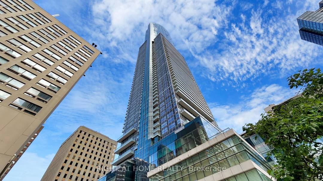 Luxury SKY HIGH UNIT in the center of Downtown Toronto.