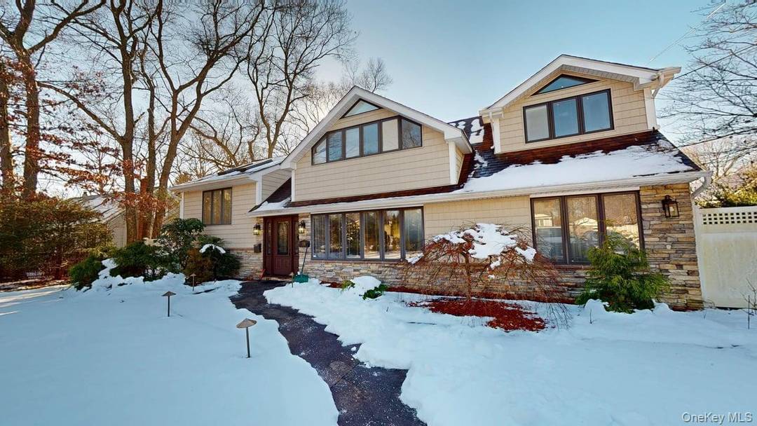 Charming 5 Bedroom Smithtown Home with In Ground Pool Welcome to 16 Wildwood Lane, a spacious and classic single family residence in desirable Smithtown, NY.