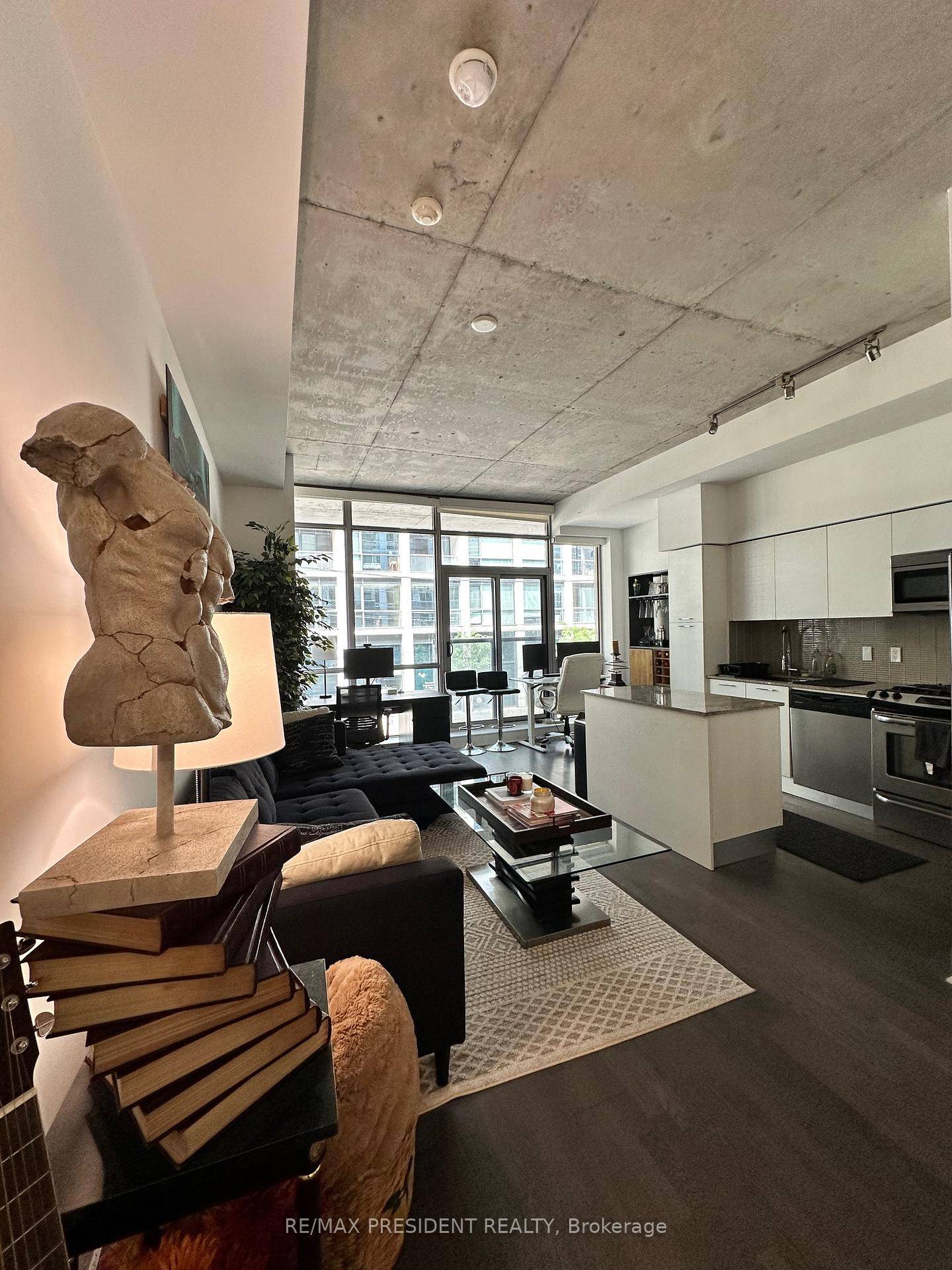 Seize the opportunity to lease this impeccably and sophisticated condo in the heart of king west.