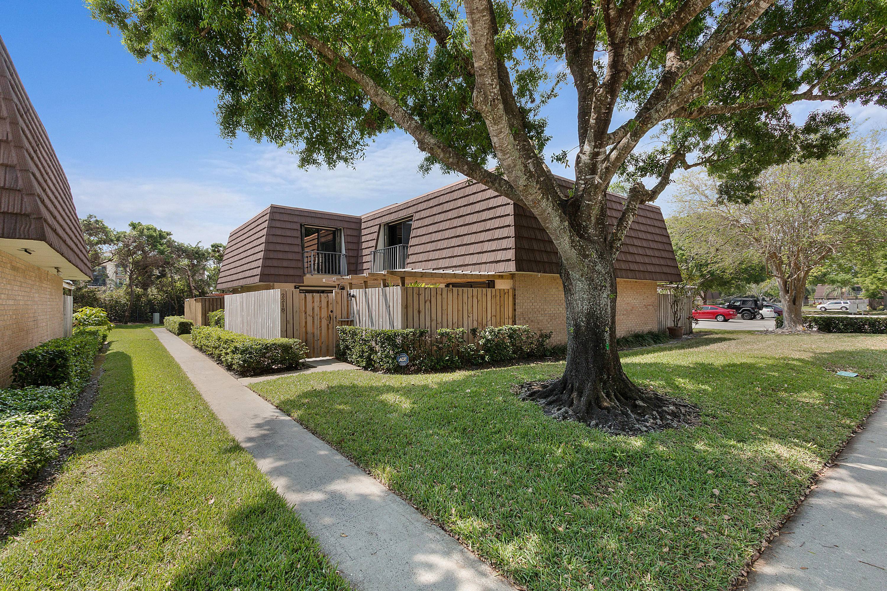 ''GARDEN LAKES'' TOWNHOME COMMUNITY IN THE HEART OF DESIRABLE PALM BEACH GARDENS !