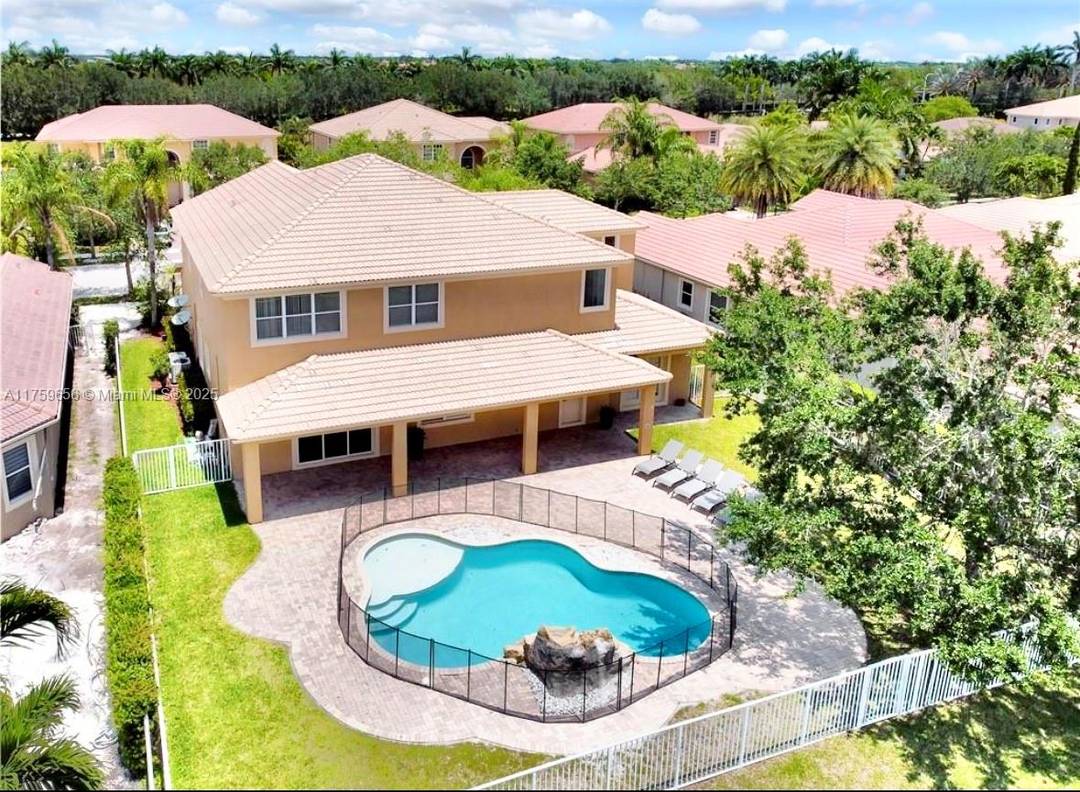 ESPECTACULAR POOL amp ; LAKE PROPERTY, 5 BEDS AND 5 BATHROOMS, HUGE 4, 257 SQF ELEGANT MARBLE FLOORS ON THE FIRST FLOOR, SECOND FLOOR WITH LAMINATE, CONVENIENT GUEST ROOM ON ...