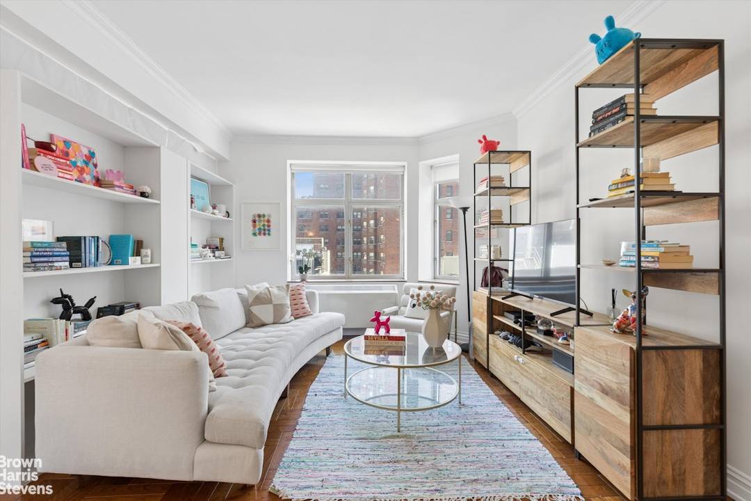 188 East 76th Street, 7C offers a smartly designed and flexible layout, currently configured as a two bedroom while maintaining the ease of a one bedroom footprint.