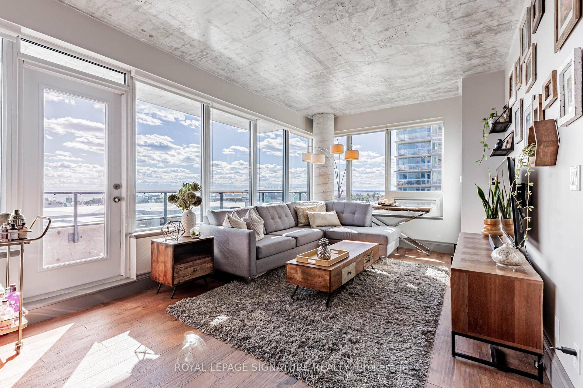 The loveliest rental suite in Toronto with a breathtaking lake view !