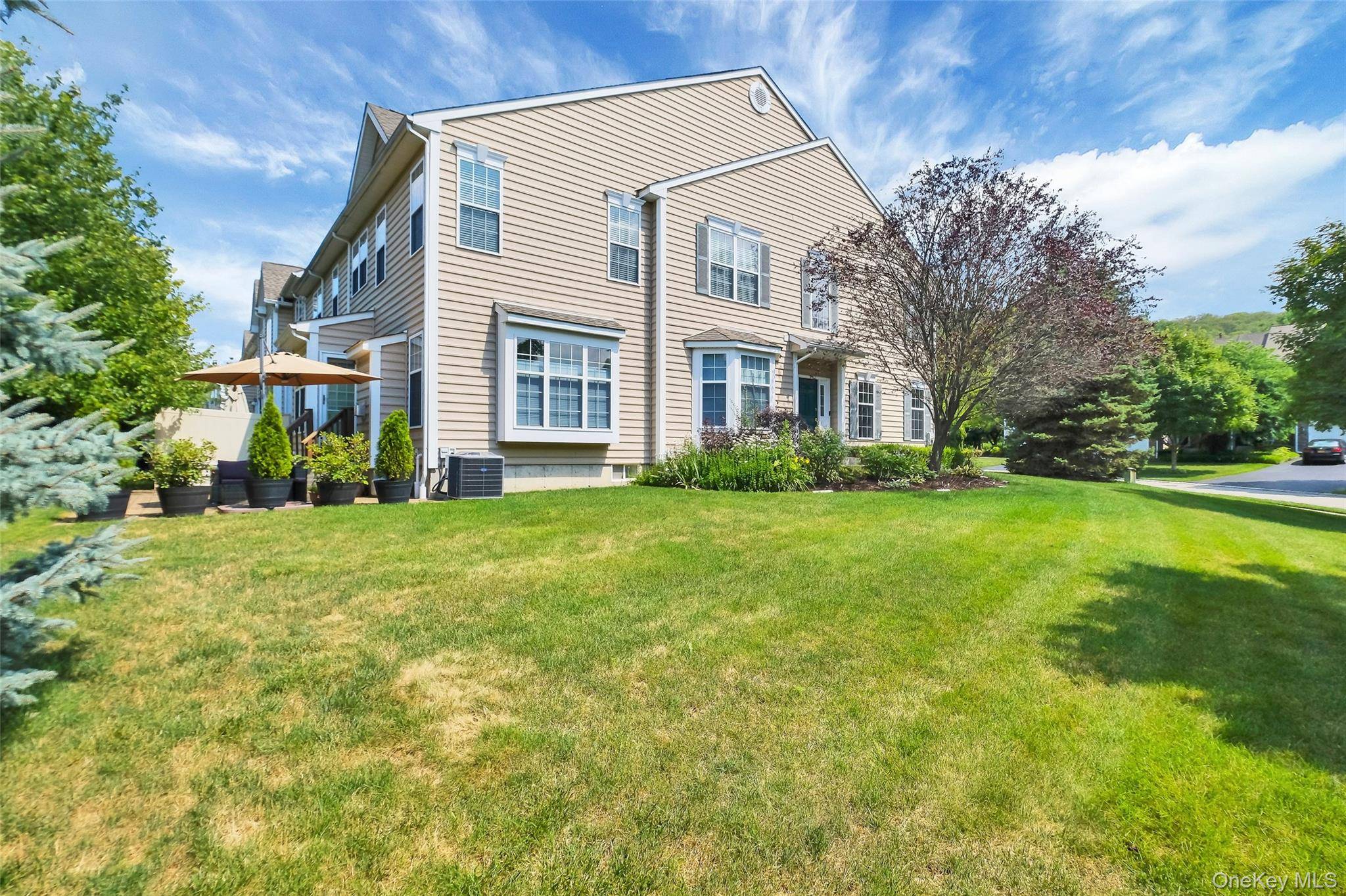 Welcome to this sophisticated Toll Brothers townhouse.