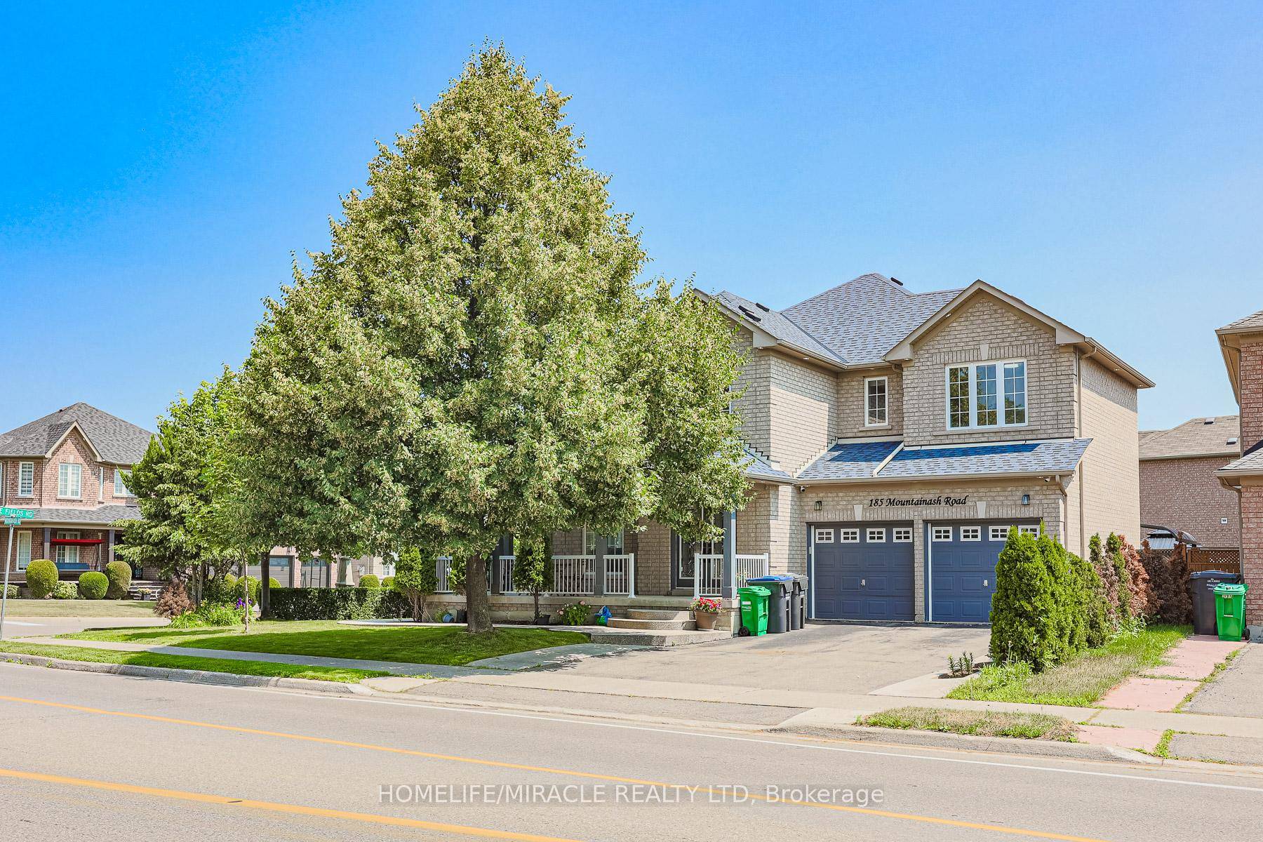 This stunning corner lot detached home offers 2, 892 sq.