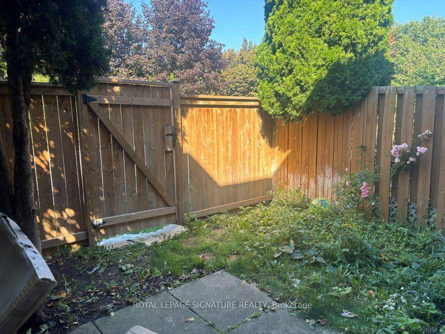 A Beautiful, Well Located Townhouse With 3 Generous Sized Bedrooms And 2.