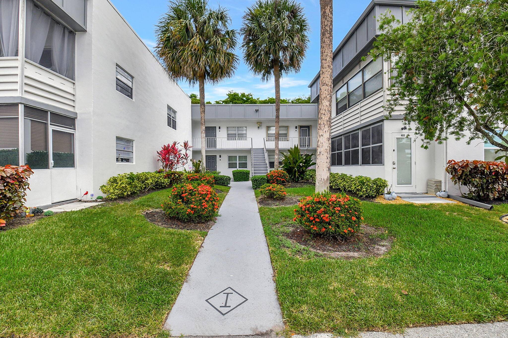 Clean and well maintained 2 Bedroom 2 Bath Condo, move in ready !