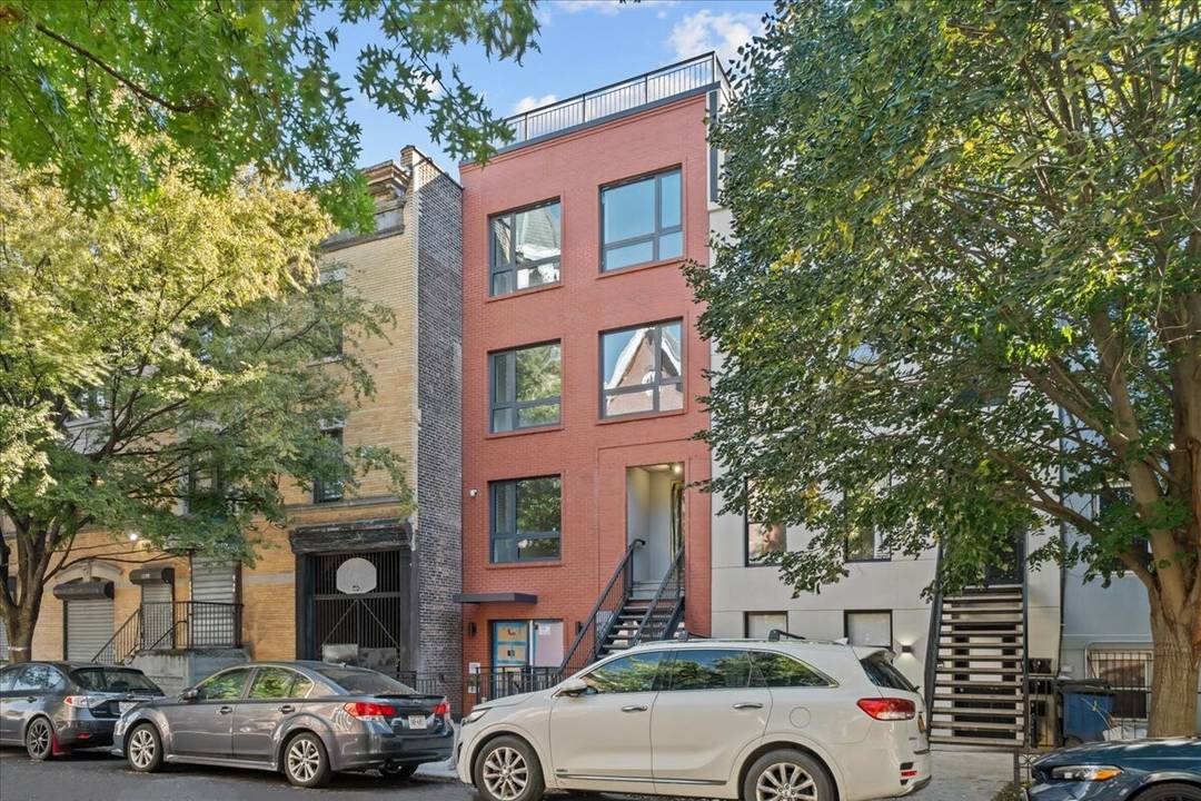 Perfectly positioned on the border of Clinton Hill and Bedford Stuyvesant, this first floor duplex is a beautifully designed residence within an intimate four unit boutique condo conversion.