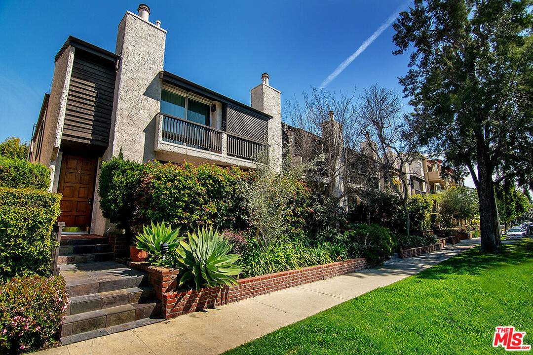 2216  S Bentley Ave 3BR La