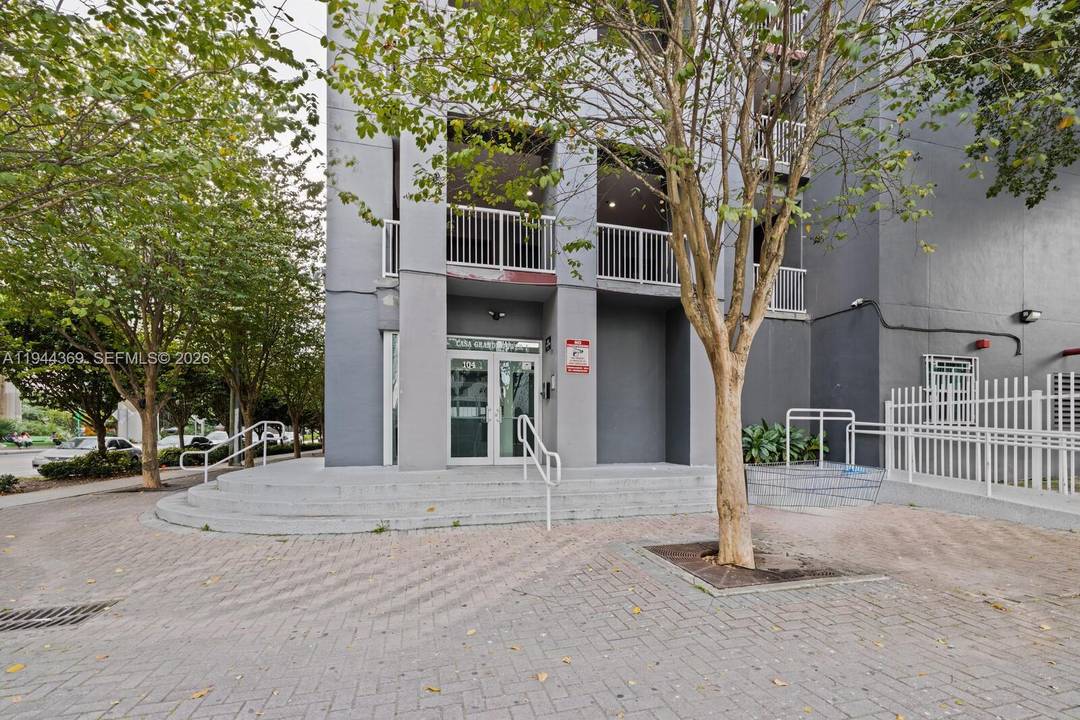 Welcome to urban living with this stylish residence in a prime Brickell area location.