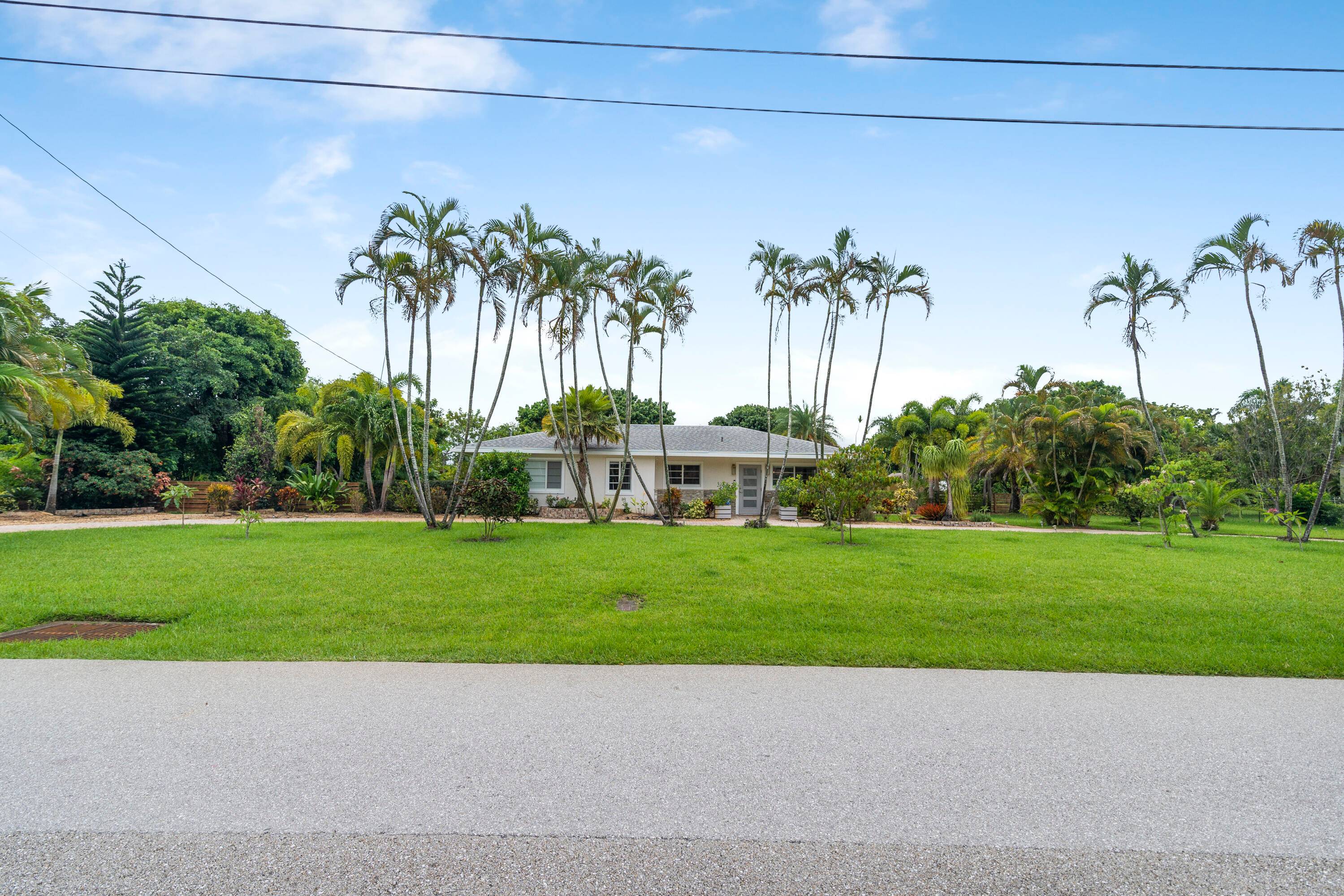 Open, spacious floor plan !