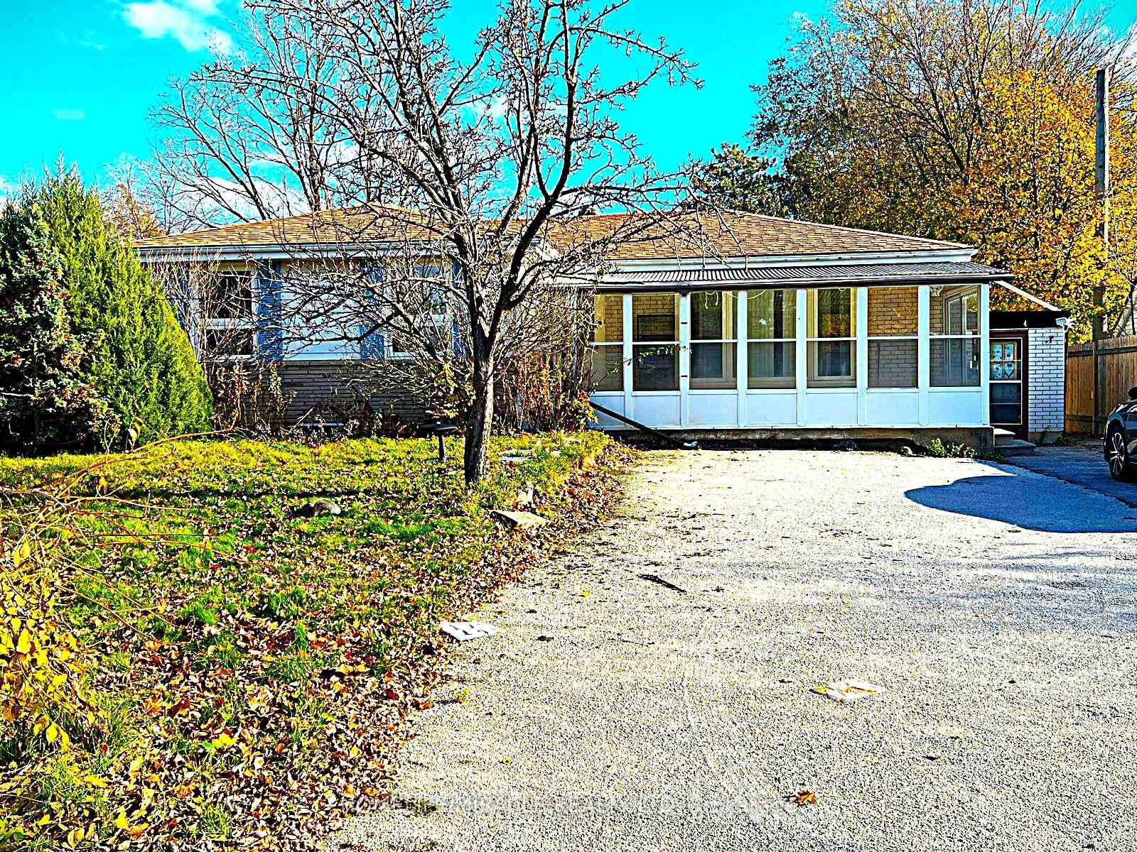 Detached Bungalow On Quiet Court House is for Lease !
