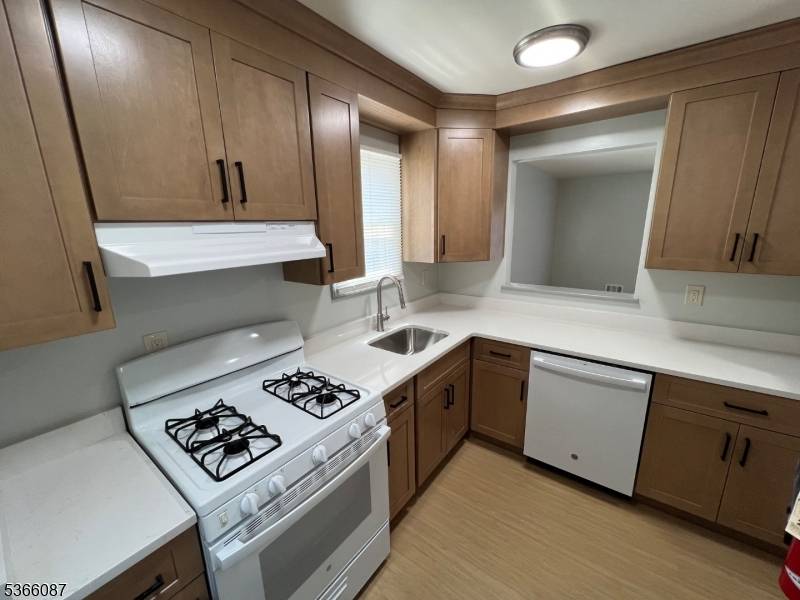 Back on the market buyer could not prefom, Looking for a move in ready townhome with style and space ?
