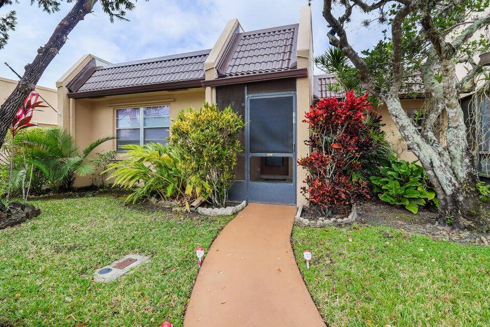 This Spacious 2 Bedroom 2 Bathroom split floor plan villa located in the gated community of Golden Lakes.