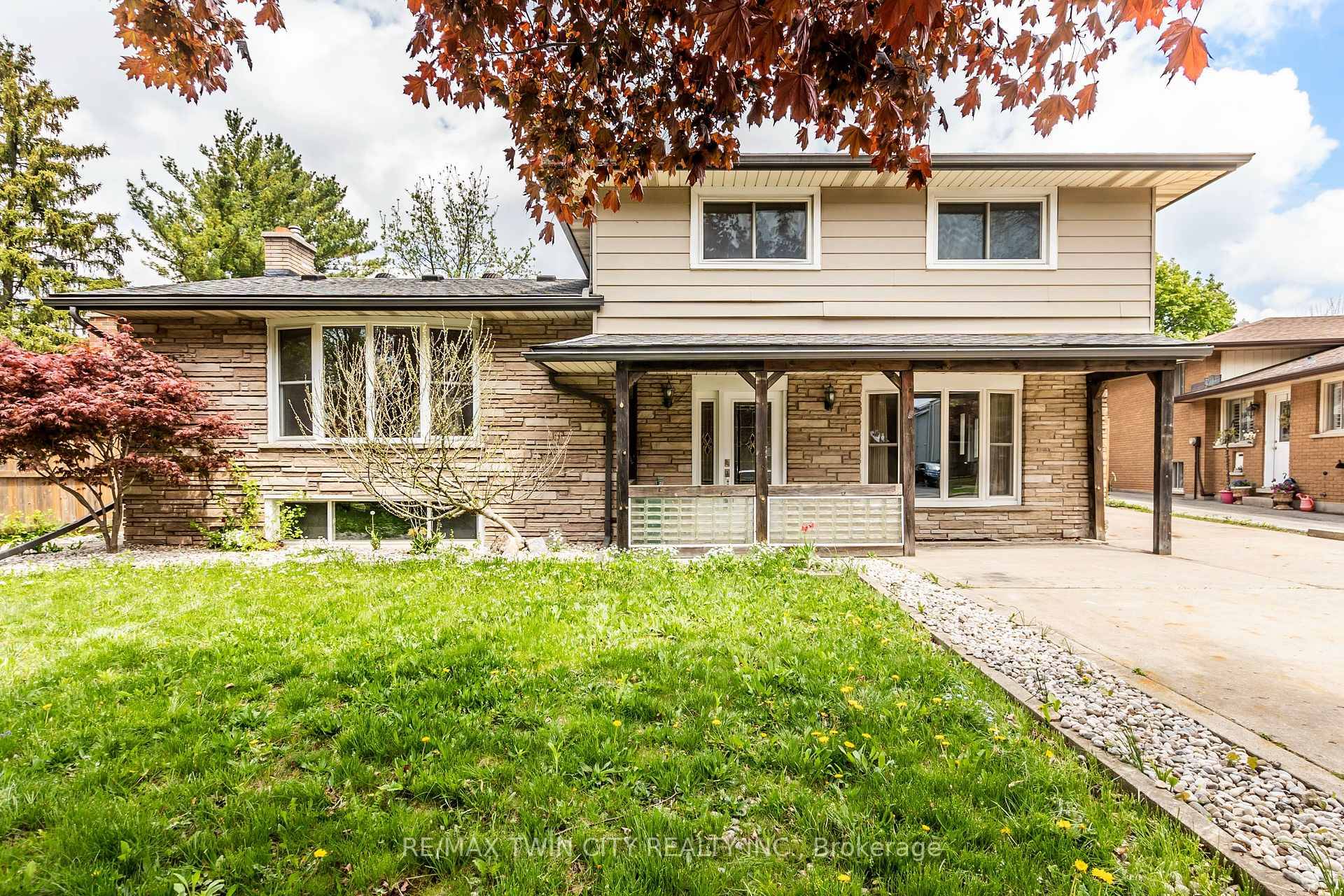 Spacious five level side split located in the sought after Heritage Park neighborhood.