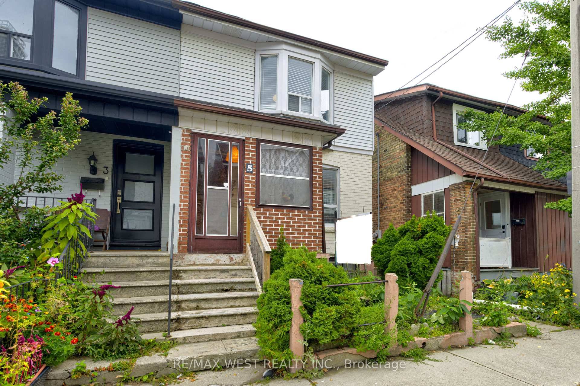 Nestled in one of Toronto's most popular West End neighbourhoods, this home offers a greatlocation and lifestyle.