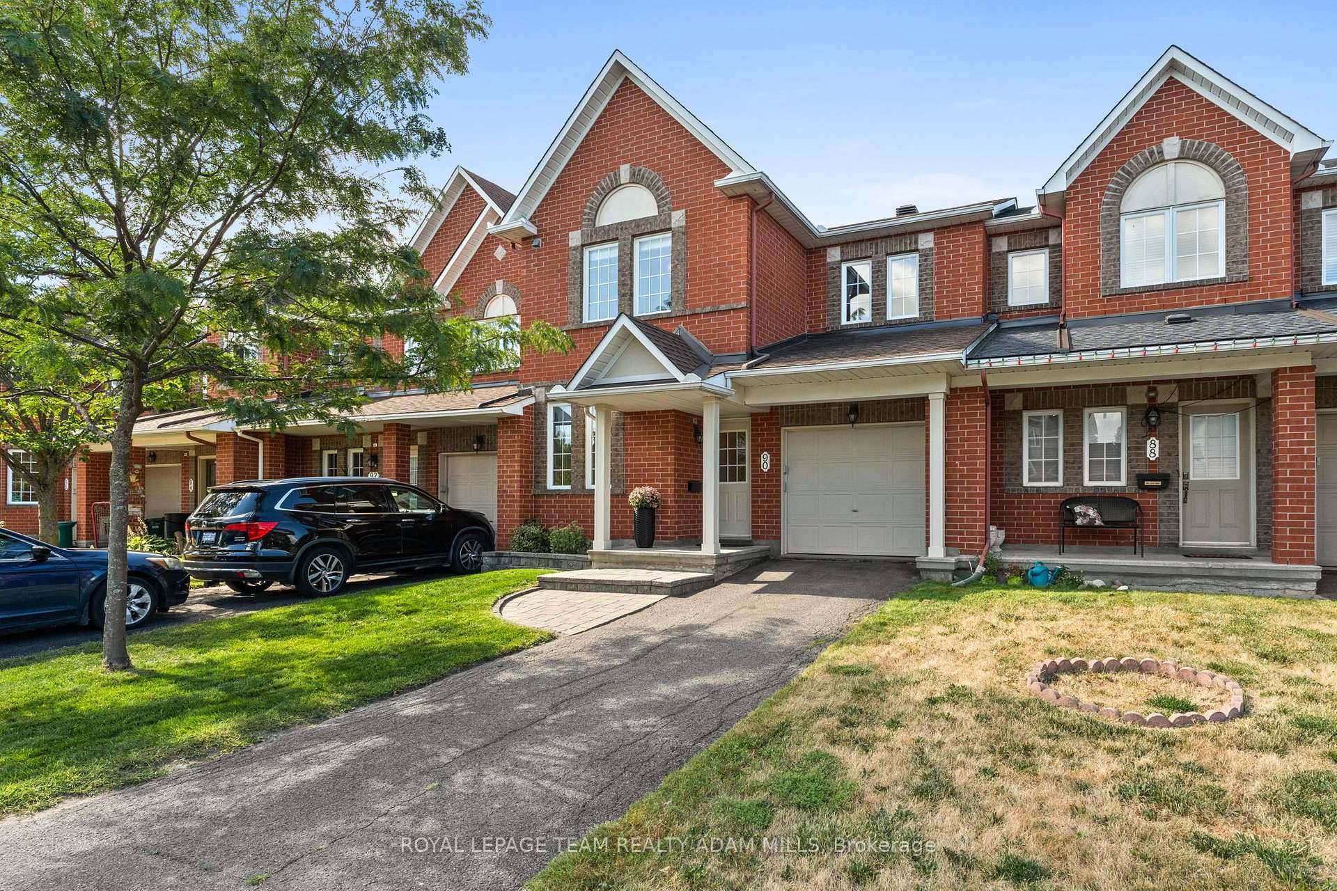 Welcome to this charming 3 bedroom, 3 bathroom townhome in the heart of Barrhaven !
