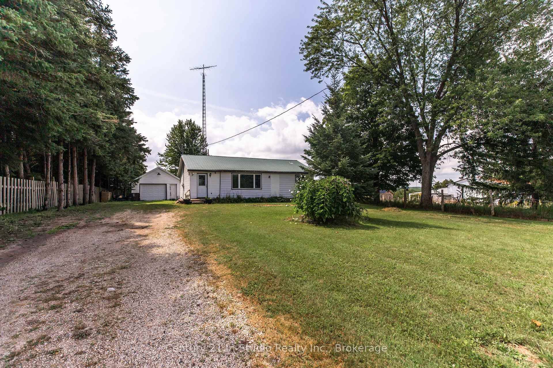 Have you always wanted to live in the country with a cute house, a large workshop and enough land to have a few animals and or grow a huge garden ...
