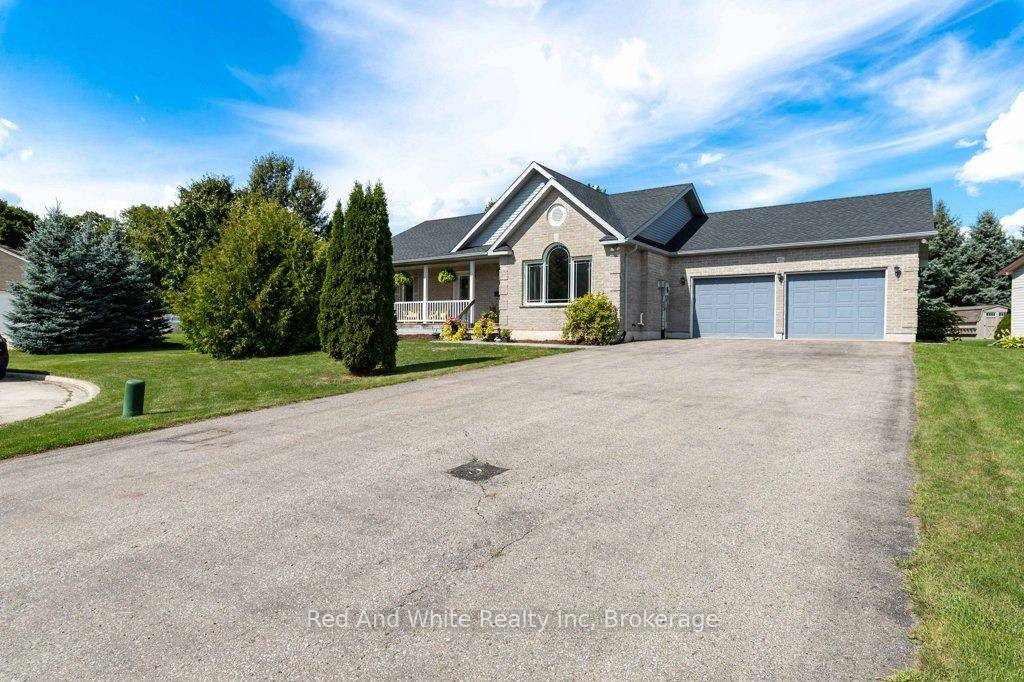 Spacious Bungalow on Over 1 3 Acre in Palmerston !