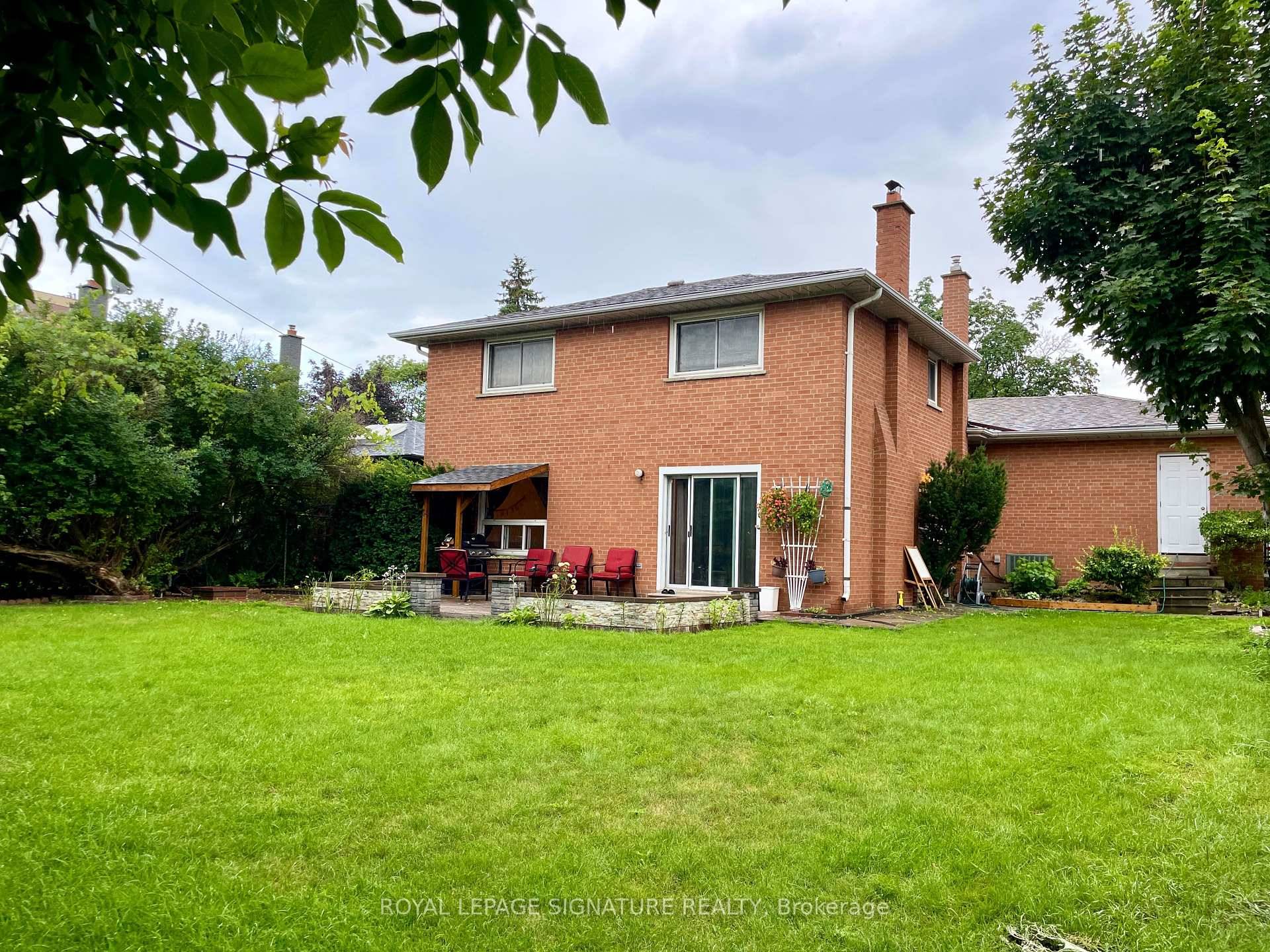 LOCATION LOCATION ! Amazing property situated on a quiet and friendly crescent in the prestigious Apple woods neighbourhood.