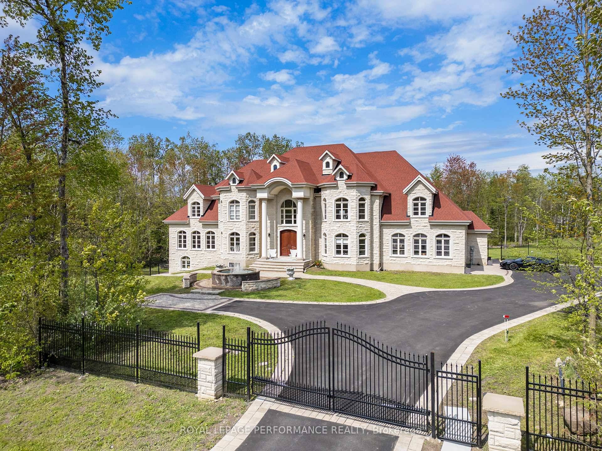 Magnificent PALACE in Rideau Forest !