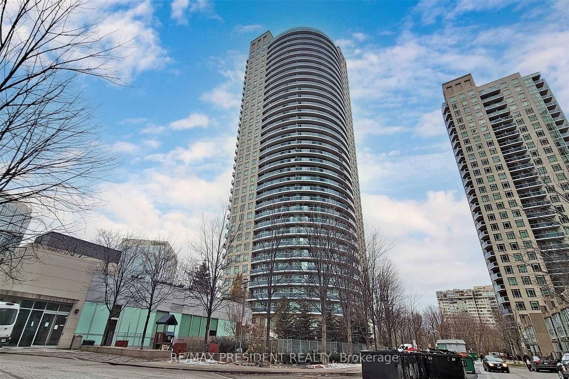 Bright amp ; Spacious Lower Penthouse 990 Sqft 2 Br Den Unit.