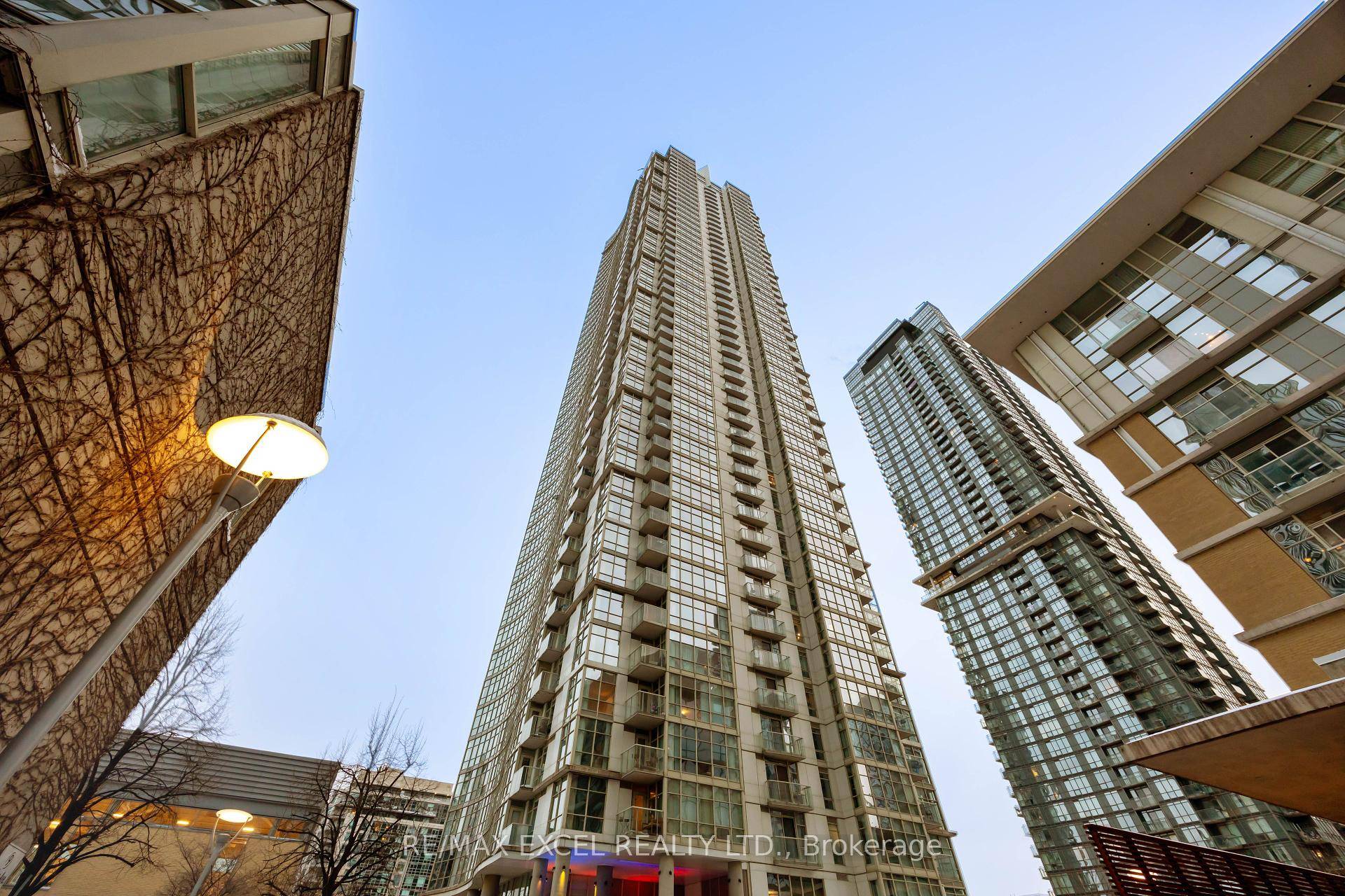 This spacious 1 1 bed, 1 bath corner unit offers breathtaking lake and city views from floor to ceiling windows and a west facing balcony.