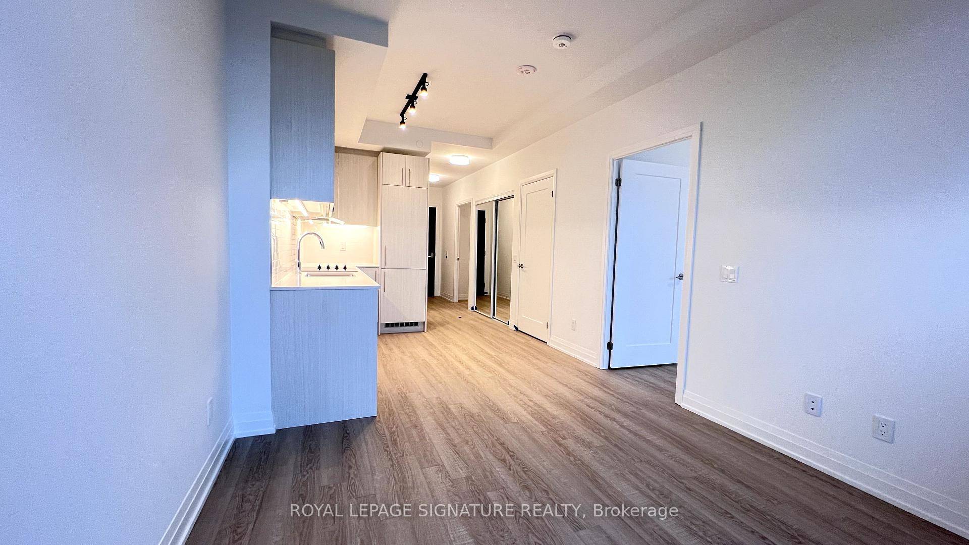 Welcome to a modern and stylish 1 bedroom plus den, 2 bathroom unit at the highly sought after Linx Condos at 286 Main Street.