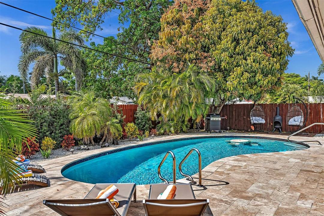 Modern 4 Bedroom, 2 Bathroom Home Near Fort Lauderdale Airport and the Hard Rock Guitar Casino This contemporary 4 bedroom, 2 bathroom home presents a perfect blend of comfort and ...