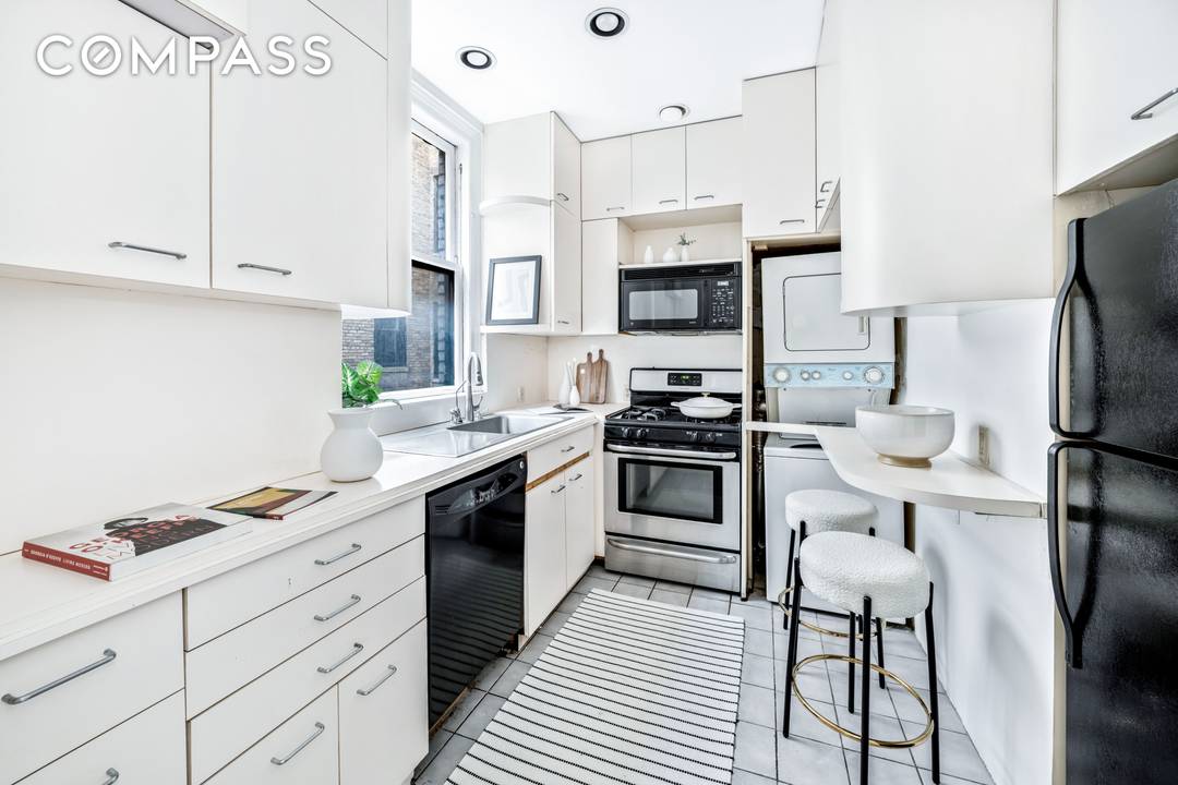 Welcome to 1060 Park Avenue, Residence 11A a timeless, elegant pre war two bedroom, two bathroom home that perfectly captures classic New York charm.