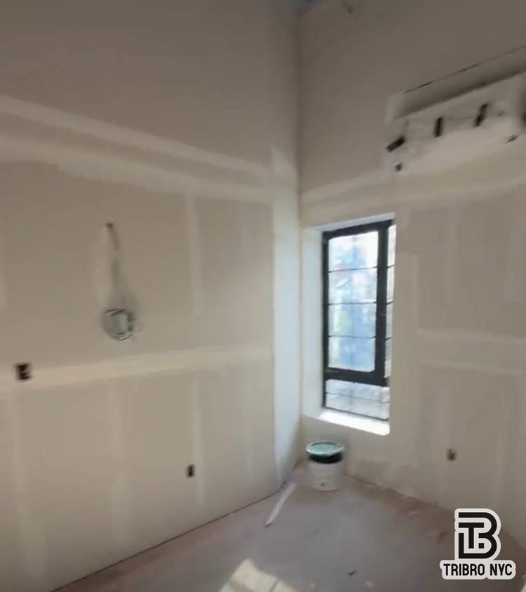 Beautiful expansive newly renovated in the heart of Williamsburg !