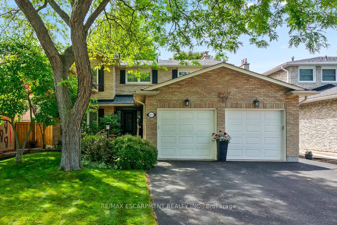 Welcome to 1043 Vanier Drive in prestigious Lorne Park.