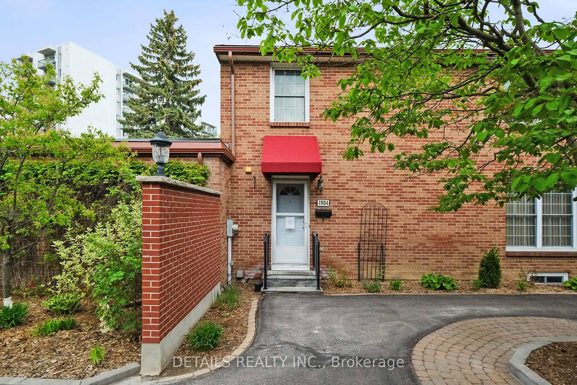 Welcome to 1904 Russell Rd located in the sought after Elmvale Acres.