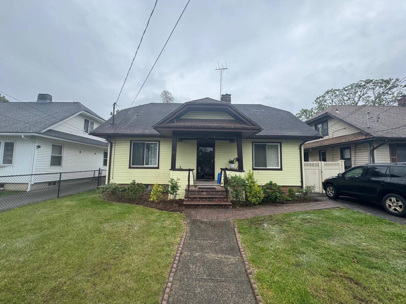 ENDLESS POSSIBILIES TO OWN THIS SPACIOUS COLONIAL IN FREEPORT.