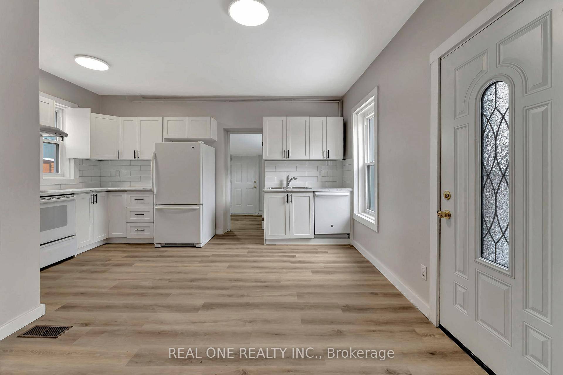 Updated Main Floor Unit. Spacious, bright and Clean main floor duplex just steps to Laurier, Conestoga, bus terminal, YMCA amp ; more.