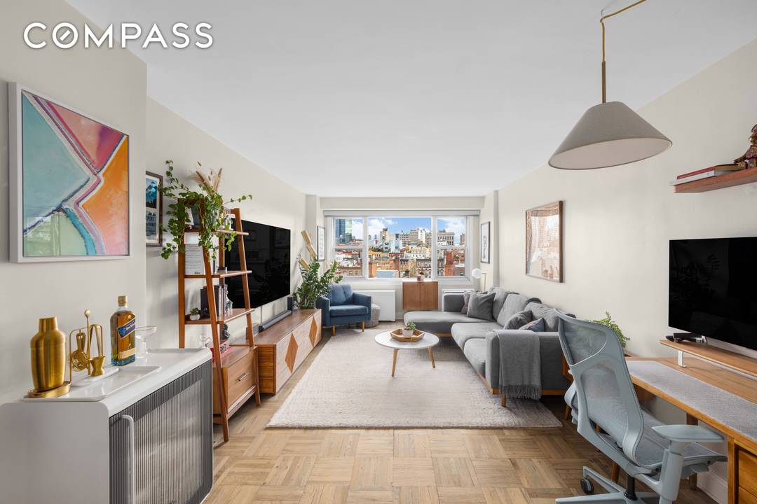 This impeccably renovated one bedroom residence offers exceptional light, sweeping views, and a premier location where the West Village meets SoHo moments from acclaimed dining, destination shopping, vibrant nightlife, and ...