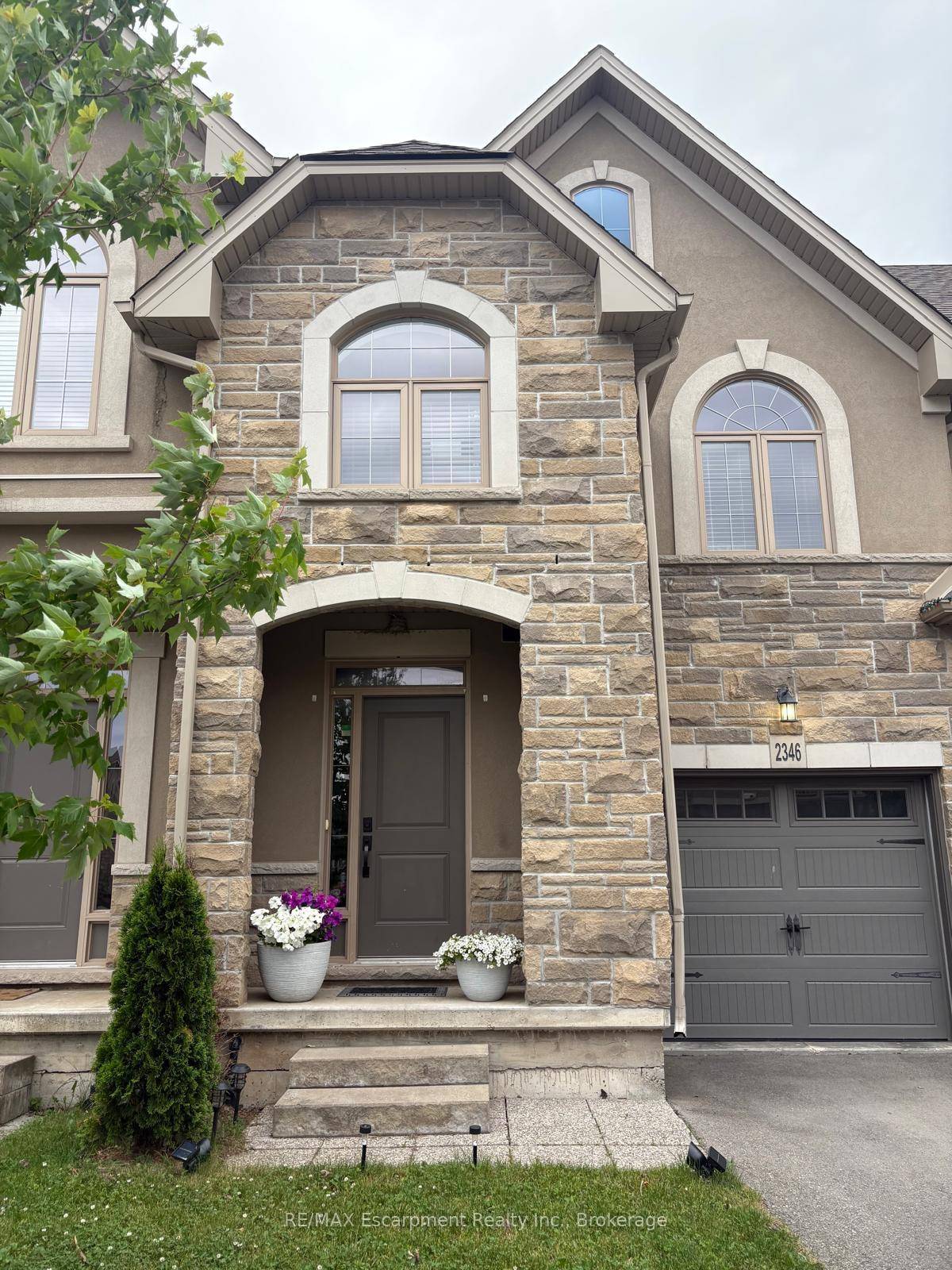 Stunning 3 bedroom plus den two storey town home backing onto Bronte Creek Conservation park on a family friendly street available in the fabulous community of Bronte Creek.