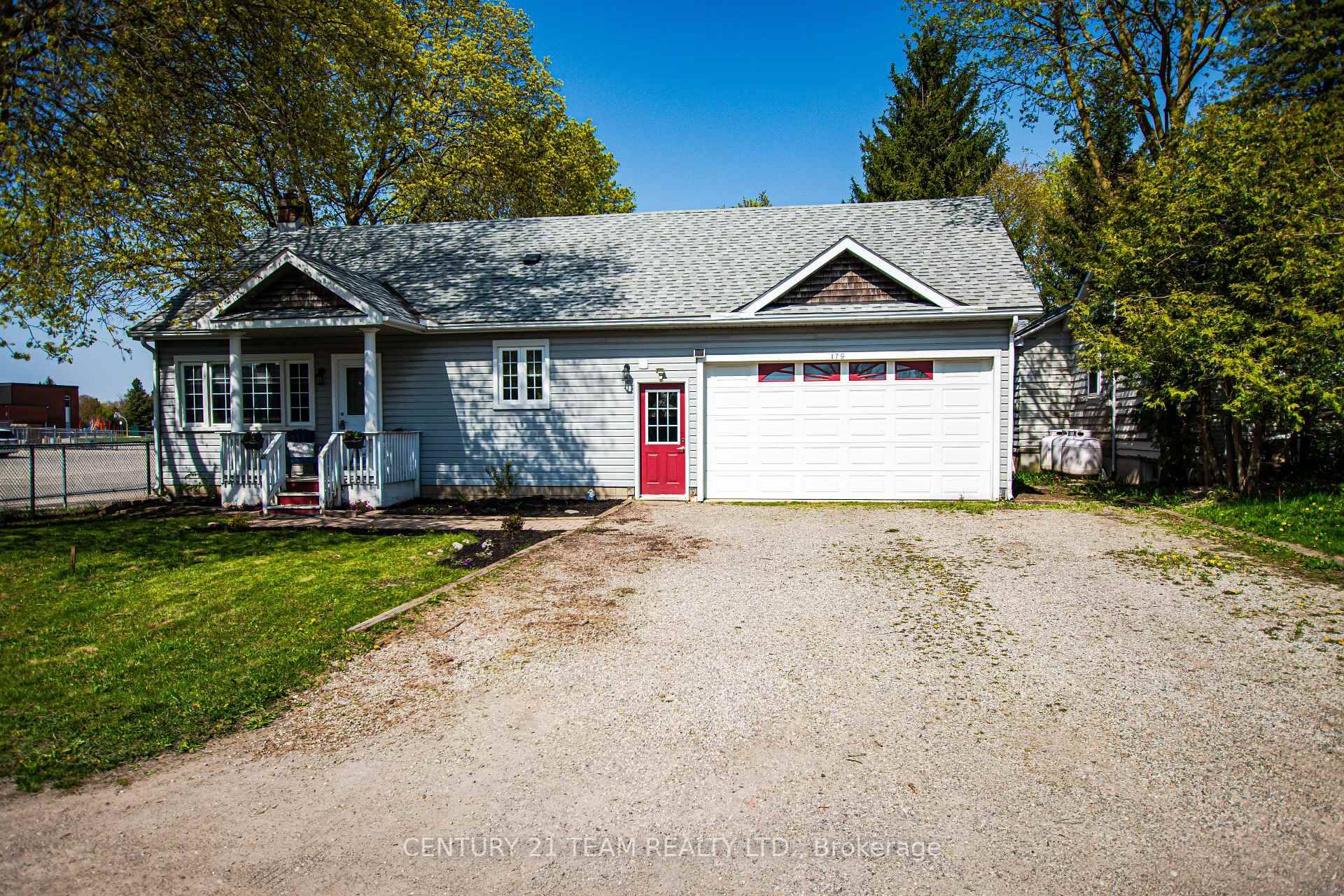 The possibilities ! Two living spaces with separate entrances, perfect for a growing or merging families.