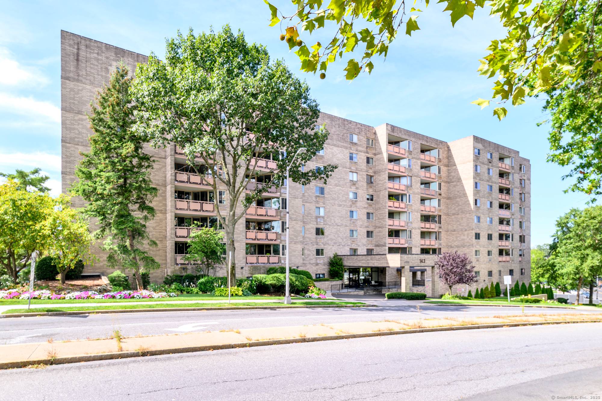 CAREFREE LUXURY LIVING IN THE HEART OF STAMFORD.