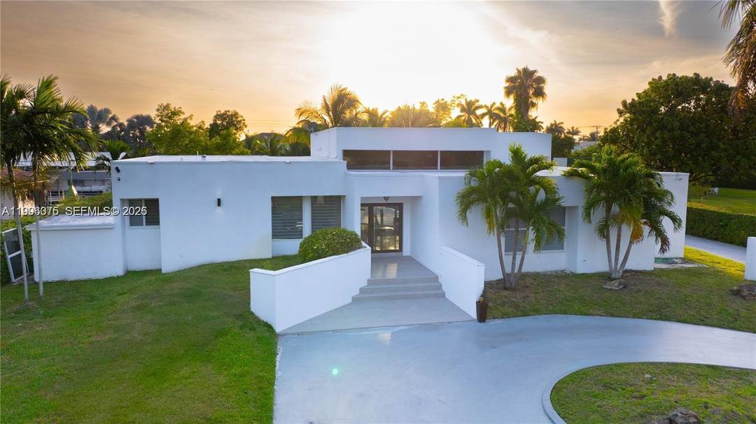 Unapproved Short Sale. Property with strong potential, offering a functional layout and spacious living areas.