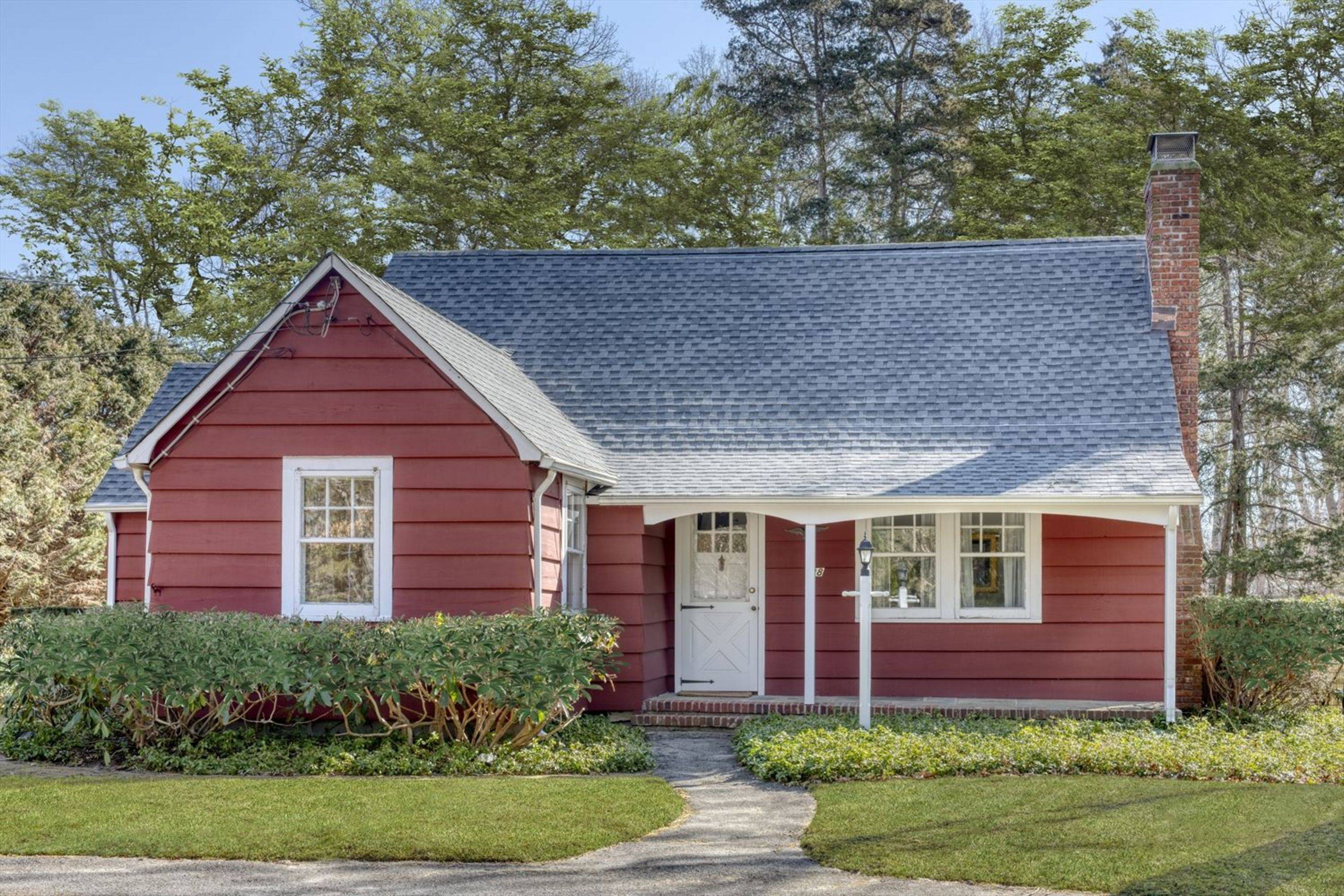 Easy-going Cottage With Community Tennis and Beach