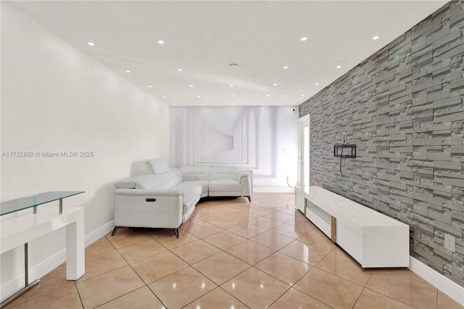 Fantastic apartment, totally remodeled top to bottom in the west of Hialeah close to the turnpike and all mayor Hwy.