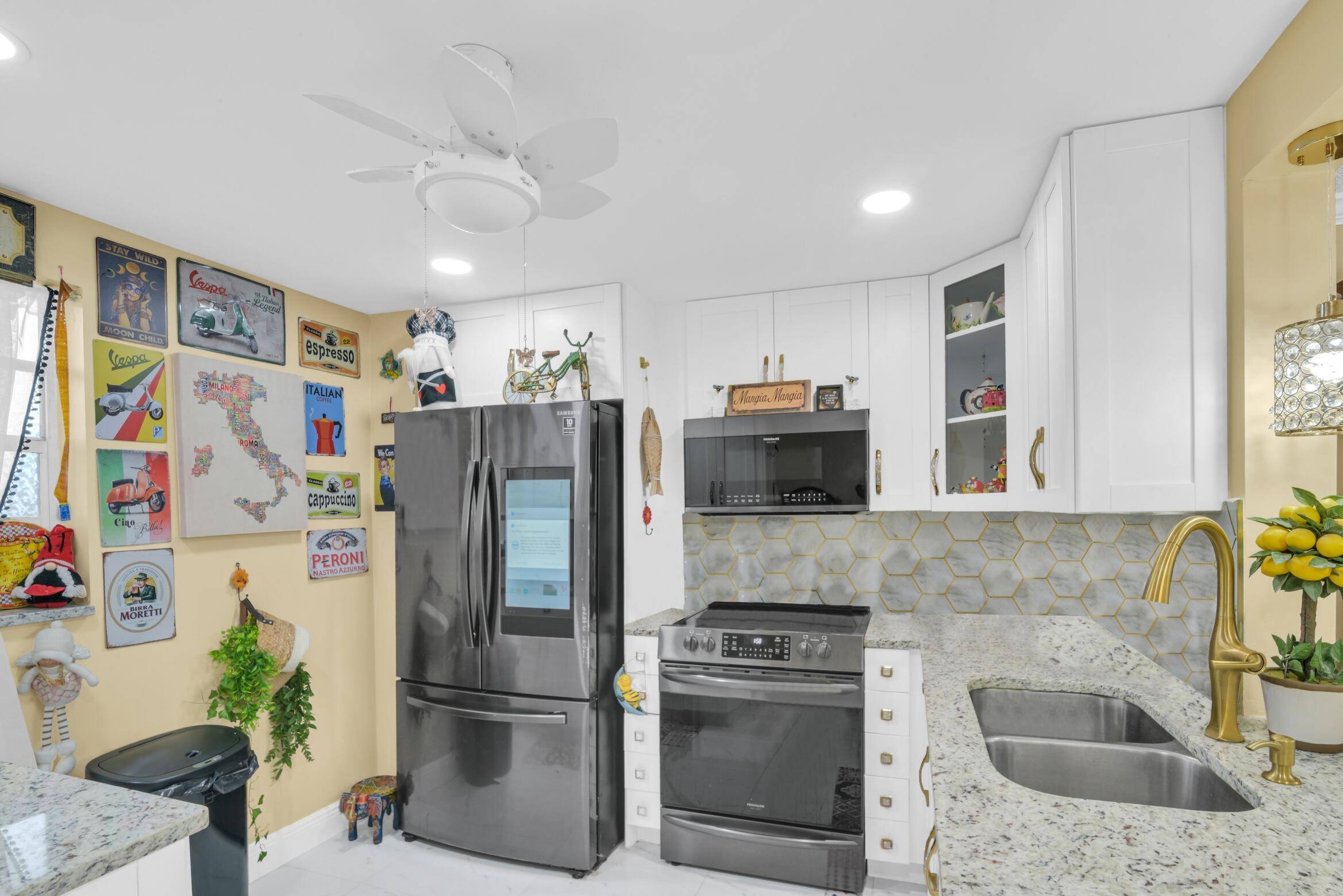 Newly and gorgeously remodeled 2 bedrooms 2 bathroom corner unit near the pool and 5min from the beach !