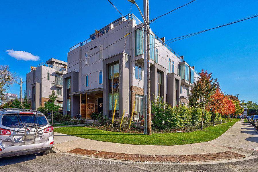 A Luxurious 3 YEARS built End Corner Unit Townhome in Upscale Bayview Village Community, Sun Drenched home 4 Bedroom amp ; 3 Washrooms, 10 Ft Ceiling On Main Floor, 9 ...