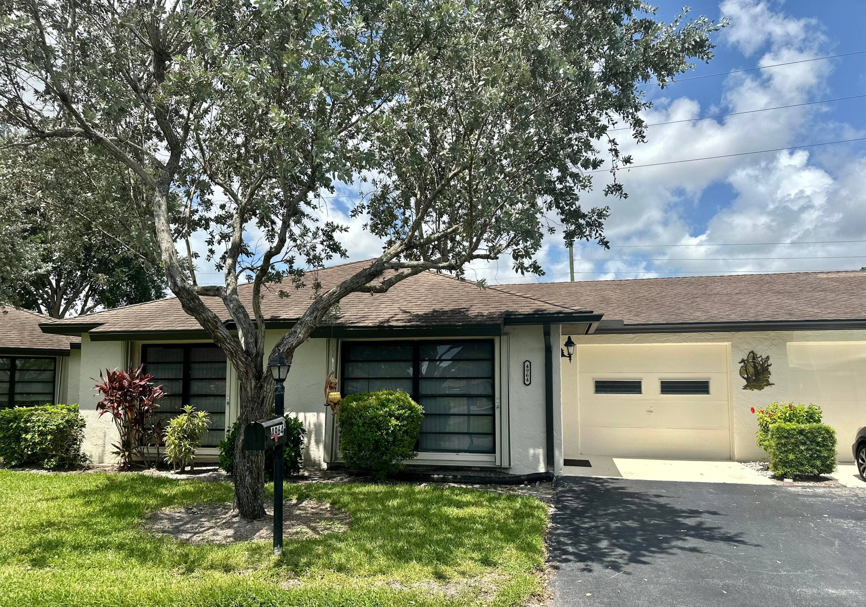 PRICED TO SELL ! This 2 2 Beautiful Villa Is Ready For It's New Owners !
