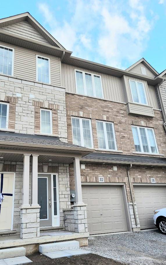 Unobstructed Pond View Townhouse, approx 1750 sqft, Excellent Location, 3 1 Bedrooms, 3 washrooms, Main Floor Large Family Rm can be use as 4th Bedrm, 2nd Fl Kitchen, Living Dining, ...