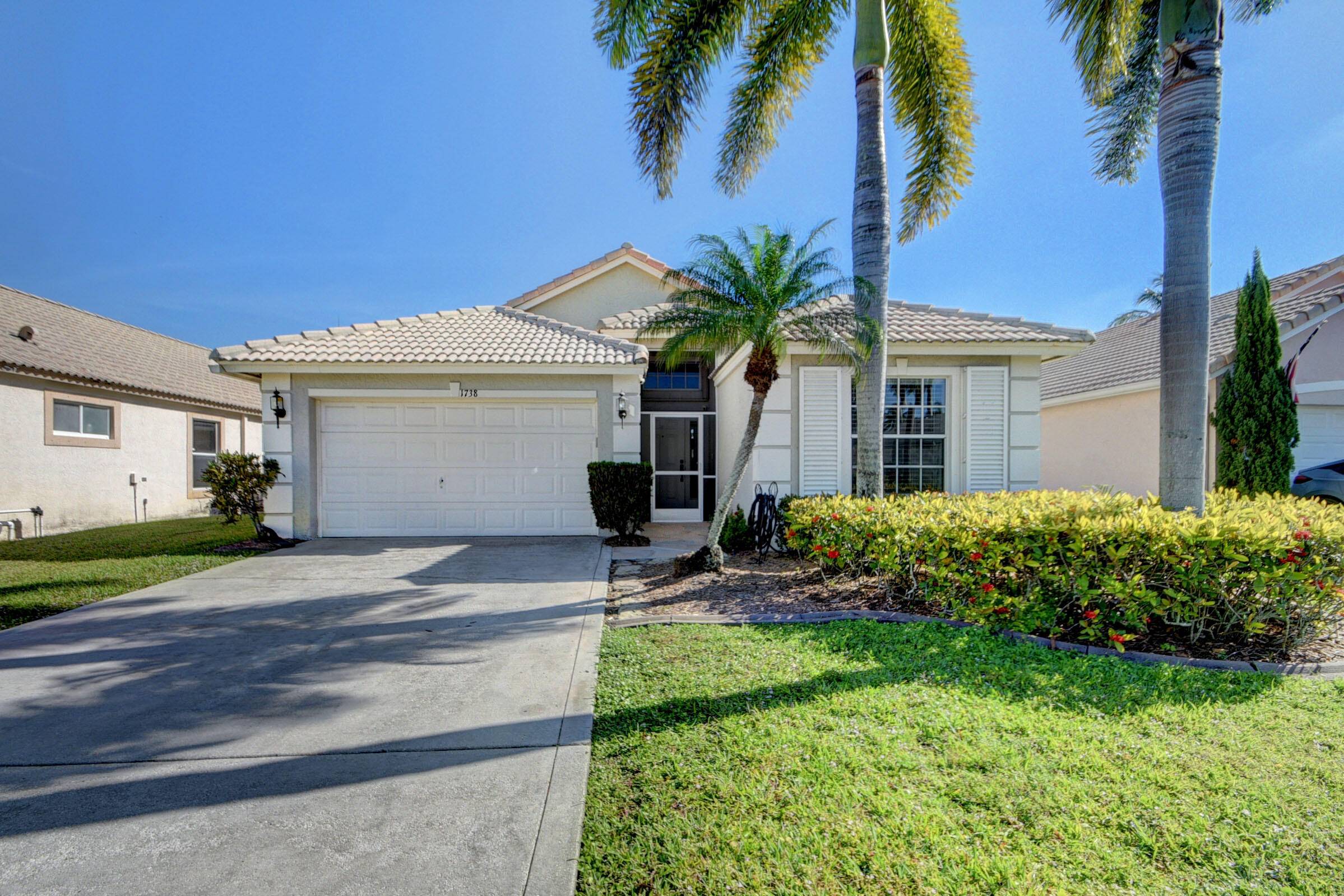 IMPECCABLE SINGLE FAMILY HOME SITUATED ON SPECTACULAR WATERFRONT LOT !
